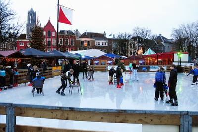 825640 Gezicht op de ijsbaan van Winterplaza Utrecht op de Neude te Utrecht, met schaatsende kinderen.